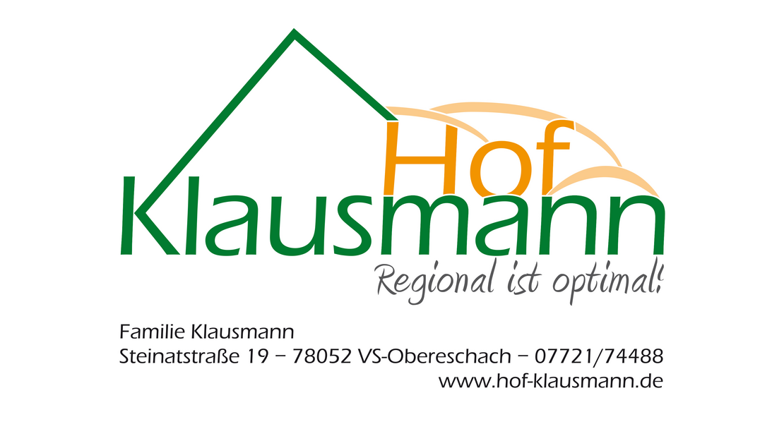 Logo für "Hof Klausmann" mit grünem Hausumriss und gelber Sonne, Slogan "Regional ist optimal!" und Kontaktdaten von Familie Klausmann, einschließlich Adresse, Telefonnummer und Website.